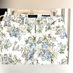 CHARTER CLIB FLOWER JEANS W STRETCH BLUE FLOWER ON CREAM 15” W n 25” INSEAM